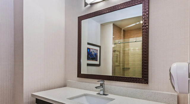 Четырёхместный номер Standard Holiday Inn Express & Suites Houston East by IHG