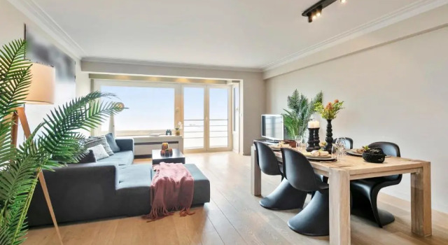 Апартаменты Stunning modern sea-view apartment in Duinbergen