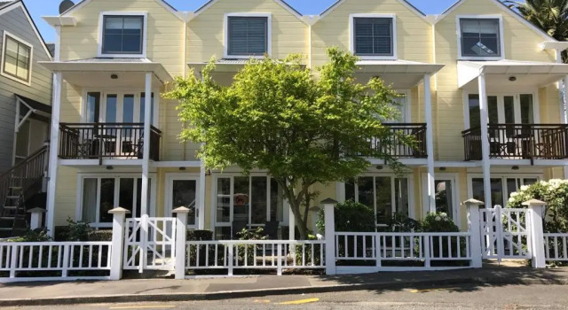 Апартаменты с 2 комнатами с видом на море Bruce Waterfront Apartments