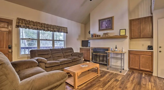 Апартаменты Fireplace & Stream Access: Cozy Grand Lake Retreat