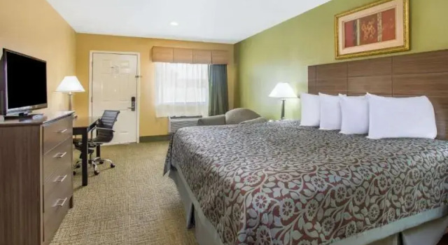Трёхместный номер Standard с балконом Days Inn by Wyndham Abbeville