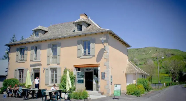 Auberge de la Sapinière, Book Hostel / Vandrerhjem Hostels i Cantal, Hostel / Vandrerhjem