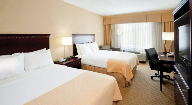 Четырёхместный номер Standard Holiday Inn East Windsor - Cranbury Area