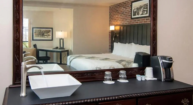 Люкс с видом на город Water Street Inn