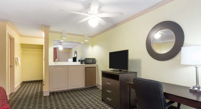 Days Inn by Wyndham Savannah Airport
