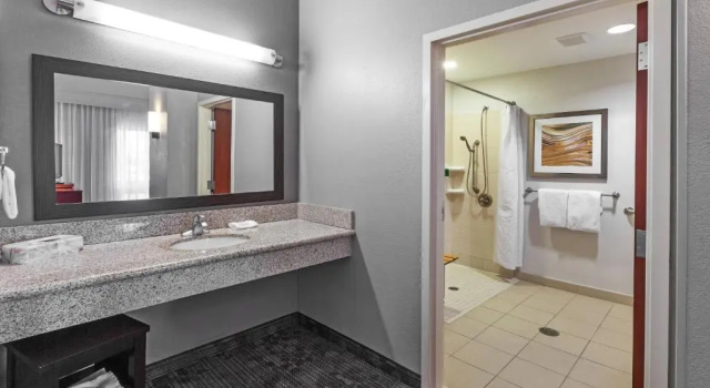 Двухместный люкс c 1 комнатой Courtyard by Marriott Tulsa Woodland Hills