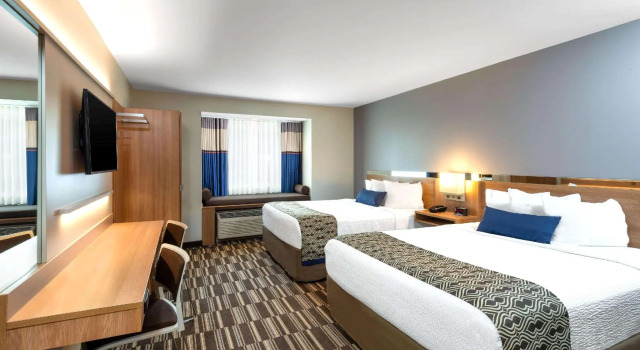Четырёхместный номер Standard Microtel Inn & Suites by Wyndham Warsaw