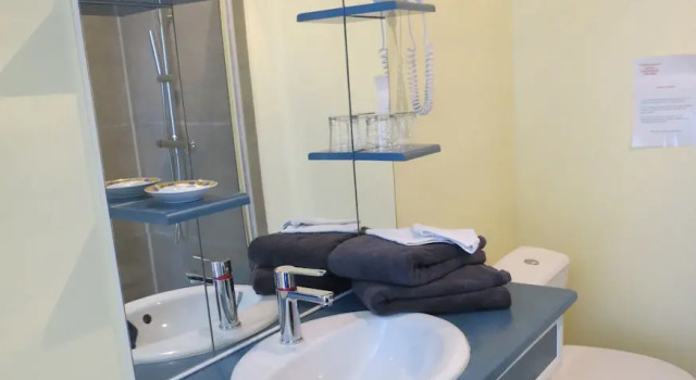 Трёхместный номер Standard с балконом и с видом на сад Chambre dhôtes Champagne Laval Louïs