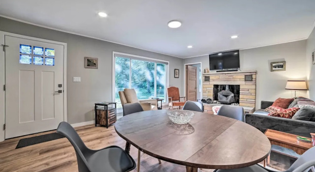 Secluded Suttons Bay Retreat w/ Fire Pit!, Buchen Sie Ferienhaus Suttons Bay Michigan