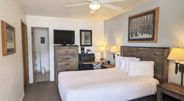 Номер Classic с видом на озеро Western Riviera Lakeside Lodging