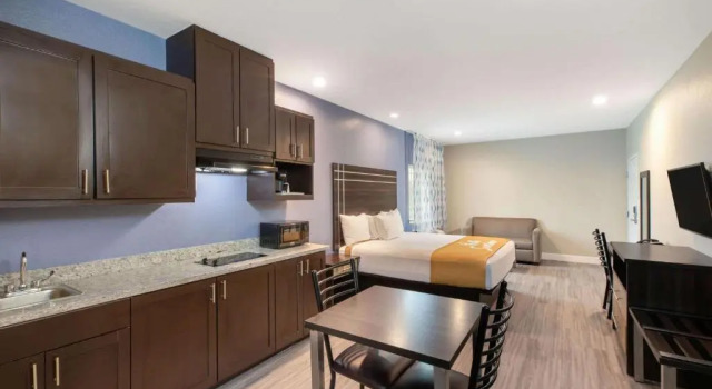 Люкс Days Inn & Suites by Wyndham La Porte