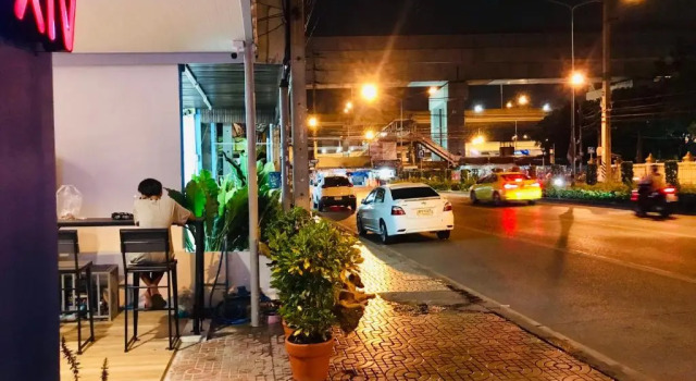 Dragon XIV, Buchen Sie Hotel Donmuang Bangkok