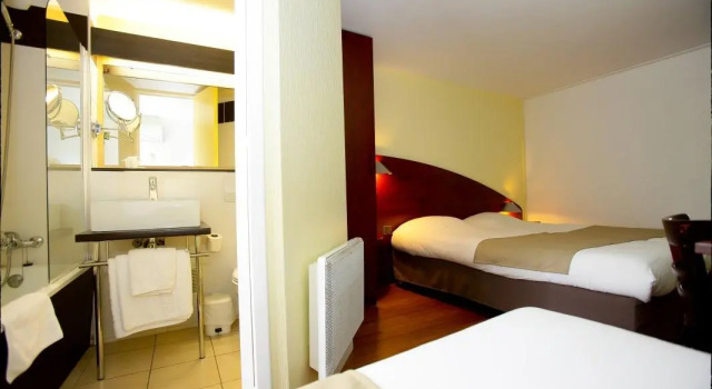 Трёхместный номер Standard Contact Hôtel Le Provençal Bordeaux Lac