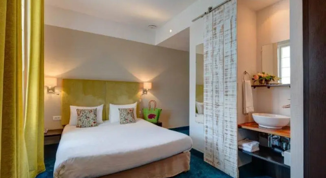 Трёхместный номер Standard с красивым видом из окна The Originals Boutique Hôtel La Villa Ouest & Spa