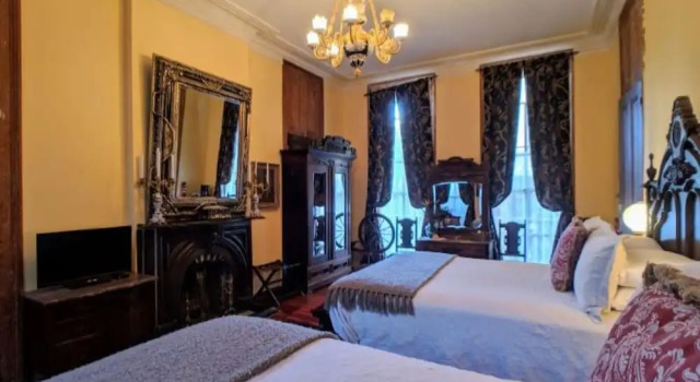 Четырёхместный номер Deluxe Parisian Courtyard Inn