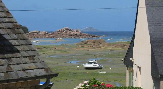 Maison bretonne exposée Sud avec jardin à 50m de la baie Ste Anne à TREGASTEL - Réf 44, Rezerwuj Hotel Tregastel 