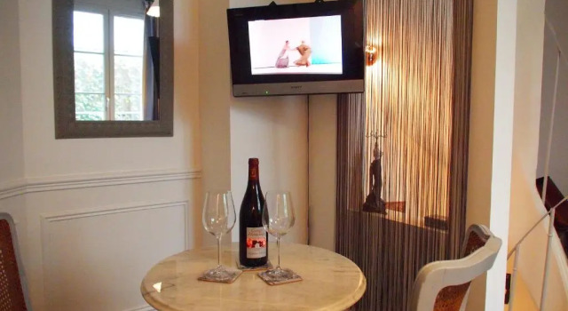 Petit Paris - Oasis in Marais, Забронировать Отель 3-й округ: Маре Париж, рядом с Станция метро Rambuteau