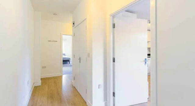 Contemporary and Bright 2 Bed Flat in East London