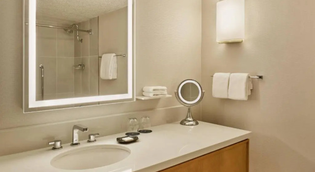 Четырёхместный номер Standard Sheraton Portland Airport Hotel