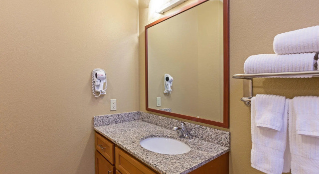Четырёхместный люкс Candlewood Suites Deer Park by IHG