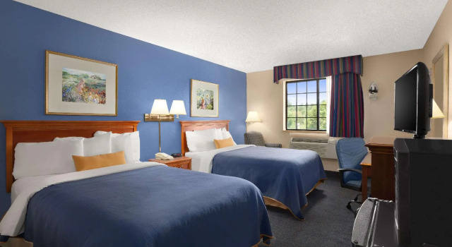 Четырёхместный номер Standard Days Inn by Wyndham Keene NH