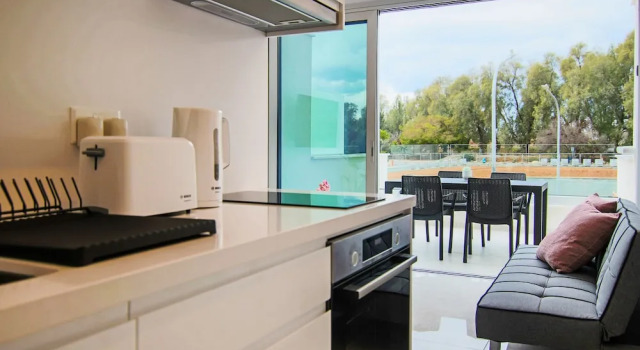Phaedrus Living: Seaside Luxury Flat Harbour 104, Rezerwuj Hotel Hotele w Pafos z parkingiem, w pobliżu Paphos Archaeological Park, Parking