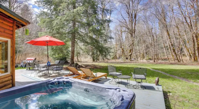 Коттедж Peaceful Rhododendron Cabin w/ Fire Pit & Hot Tub!
