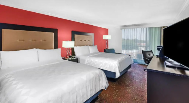 Четырёхместный номер Standard с видом на бассейн Holiday Inn Tyler - Conference Center by IHG