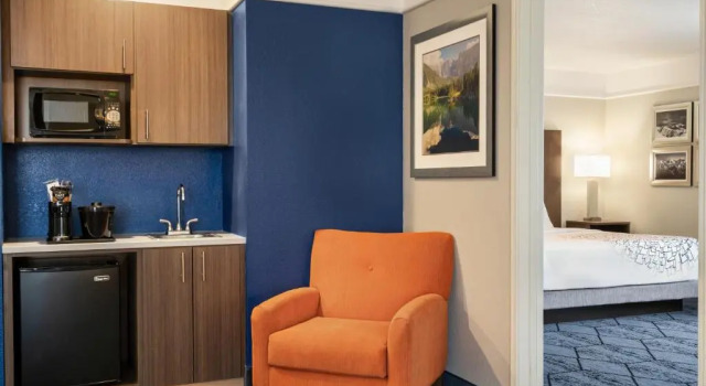 Люкс La Quinta Inn and Suites by Wyndham at WaTiki Waterpark