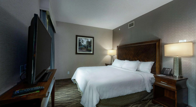 Двухместный люкс Embassy Suites Saratoga Springs
