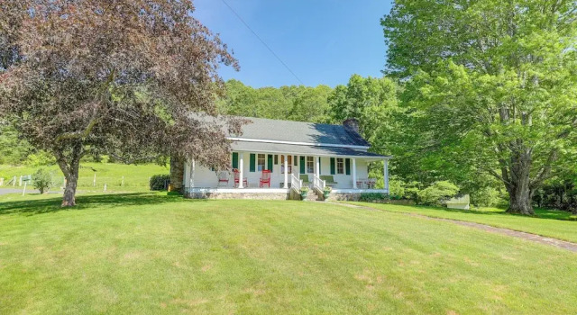Коттедж с 3 комнатами с балконом Mtn Views & Epic Sunsets: Private Weaverville Home