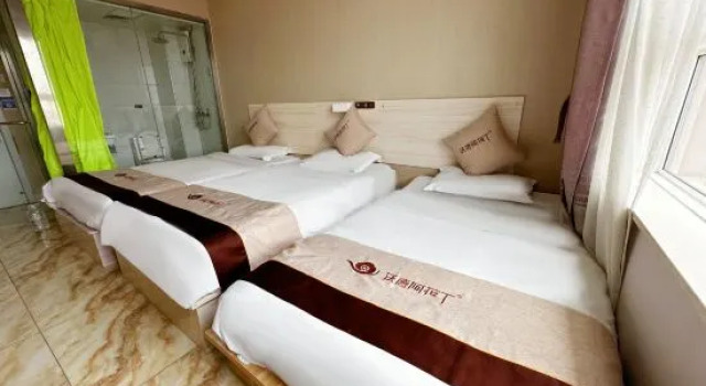 Кровать в общем номере Aladdin Hotel, Jiaobei
