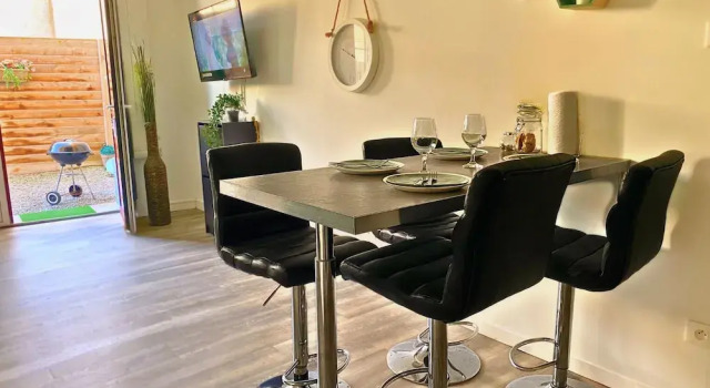 Апартаменты Цокольный этаж Studio en plein centre de Saint-Omer - à 5 min de la gare, parking privé gratuit