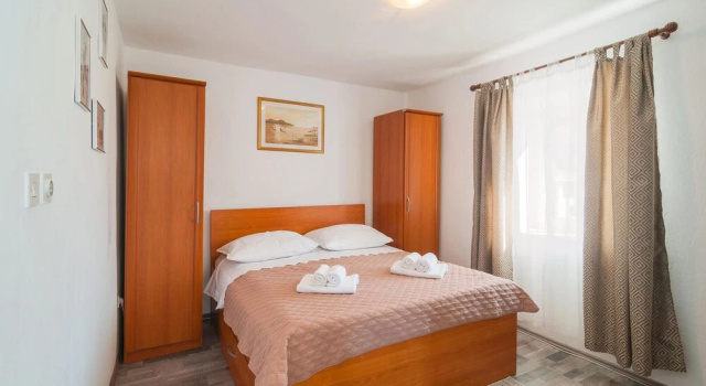 Stunning Home in Kastel Gomilica With Wifi and 2 Bedrooms, Rezerwuj Hotel Hotele w Split-Dalmatia County z parkingiem, Parking