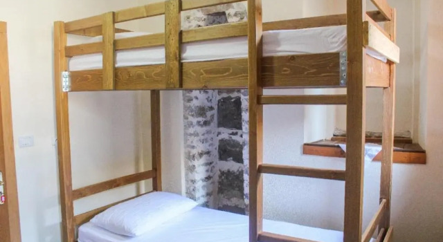 Кровать в общем номере Silver Hill Hotel