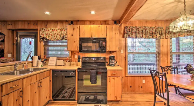 Коттедж Private Gatlinburg Cabin: Pet Friendly w/ Hot Tub!