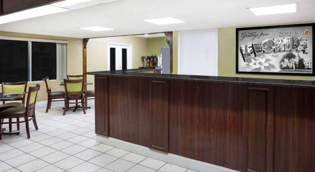 Super 8 by Wyndham Sarasota Near Siesta Key, Забронировать Отель Сарасота Sarasota Area, рядом с Художественный музей Джона и Мейбл Ринглинг
