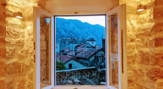 Апартаменты Romantic Rooftop View Hideaway- Old Town Nr 404