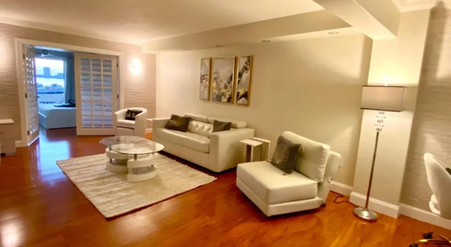 Апартаменты Deluxe waterfront one bedroom apartment with pool and free parking 5 mins drive to Miami Beach