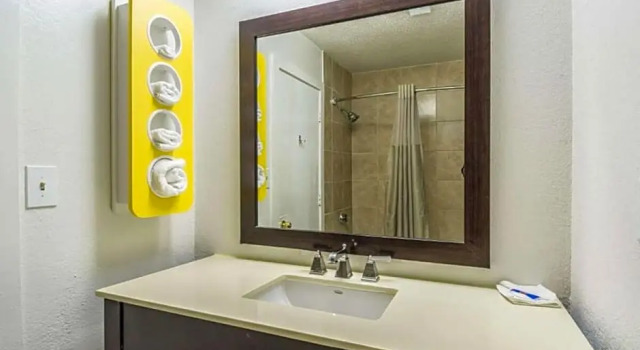 Четырёхместный люкс Econo Lodge Airport near Billy Graham Parkway