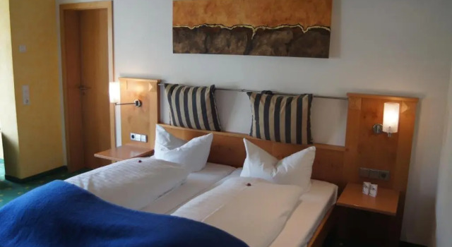 Двухместный номер Deluxe с балконом Gasthof zum Adler - Wahlwies-3 km z Bodensee Hotel geöffnet - Rest-Mo-Di-geschl