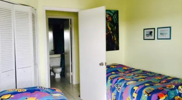 Joyce's Beachfront Suite 3, Забронировать Отель Отели в центре Индиан-Шорс, в центре