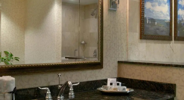 Номер Standard с балконом Renaissance Newport Beach Hotel