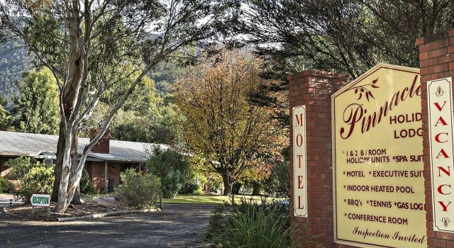 Pinnacle Holiday Lodge, Book Inn Hotels in Victoria with Breakfast, Breakfasts