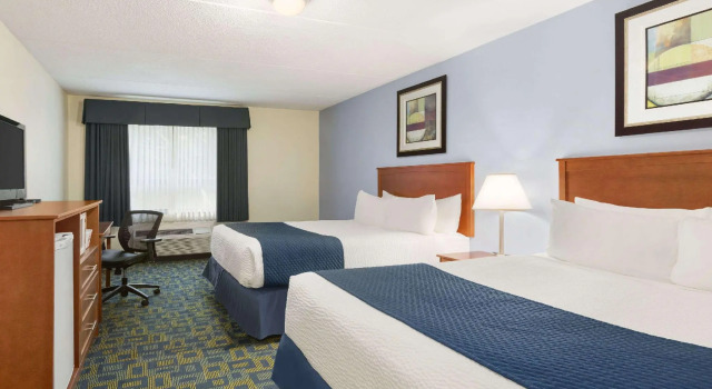 Четырёхместный номер Standard Days Inn Kenora