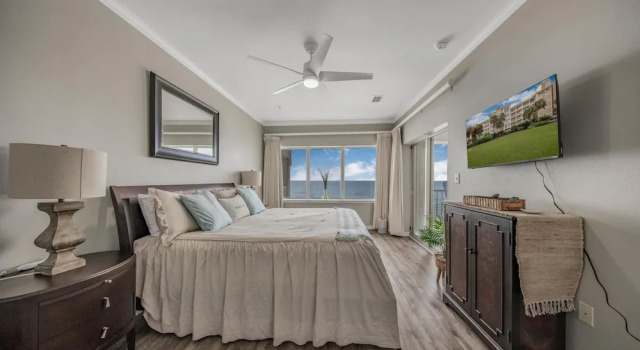 Exceptional Condo Directly on Beach With Pool