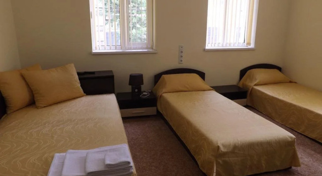 Hostel Rayska Yabalka, Забронировать Хостел Отели Варны с парковкой, рядом с Комплекс Приморский, Парковка