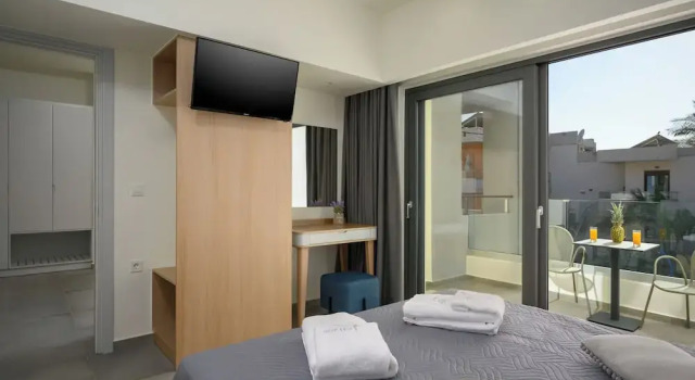 Люкс с 2 комнатами с балконом Athina Suites Luxury Suites Near The Sea Platanias