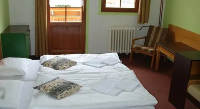 Hotel U Mustku, Rezerwuj Hotel Hotele w Jizera Mountains z parkingiem, Parking