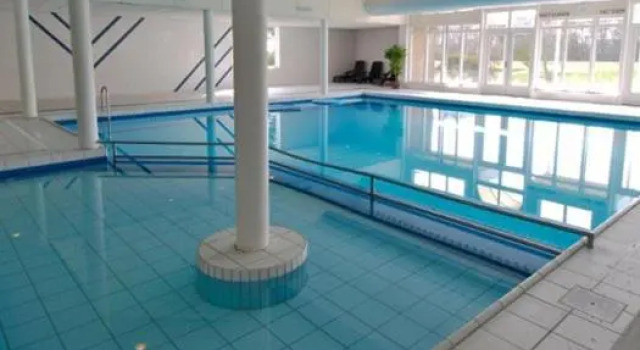 Appartementen STRANDHUYS en DE VUURTOREN - Resort Amelander Kaap met Terras en Gratis Verwarmd Binnen ZWEMBAD